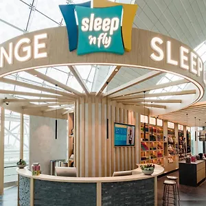 Sleep 'n Fly Sleep Lounge, B-gates Terminal 3 - Transit Only Hotel a capsule